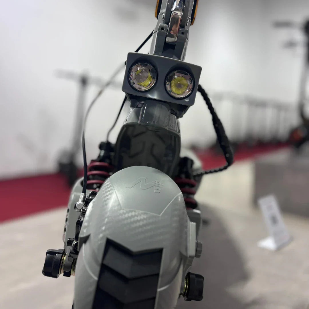 Prednji dio električnog romobila Eco Speed 10x V2 s detaljem dvostrukog LED svjetla i ovjesa