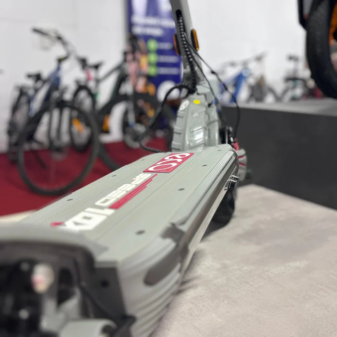 Električni romobil Eco Speed 10x v2 sivi krupni plan gazišta i logotipa iz kuta