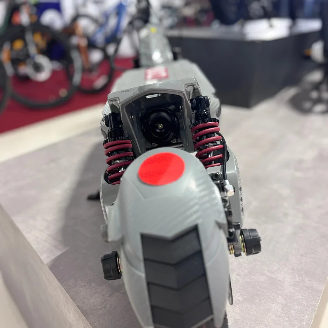 Stražnji dio električnog romobila Eco Speed 10x V2 s vidljivim amortizerima i sivim blatobranom