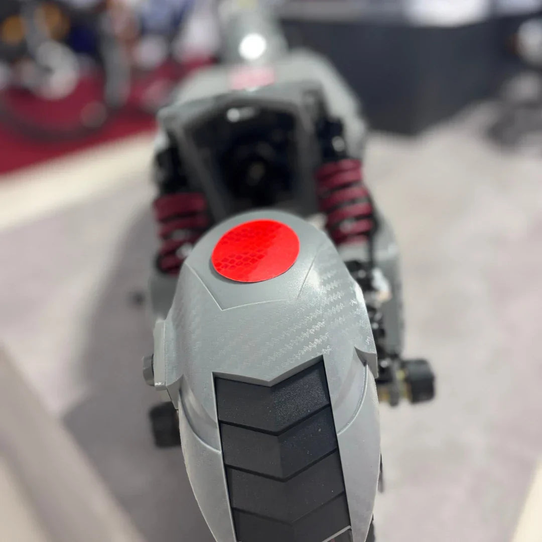 Stražnji dio električnog romobila Eco Speed 10x V2 s crvenim reflektorom i amortizerima