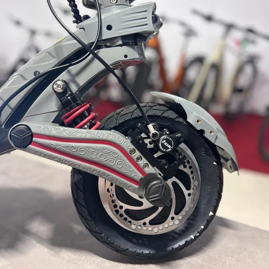 Detaljan prikaz prednjeg ovjesa i Zoom hidraulične kočnice električnog romobila Eco Speed 10x v2