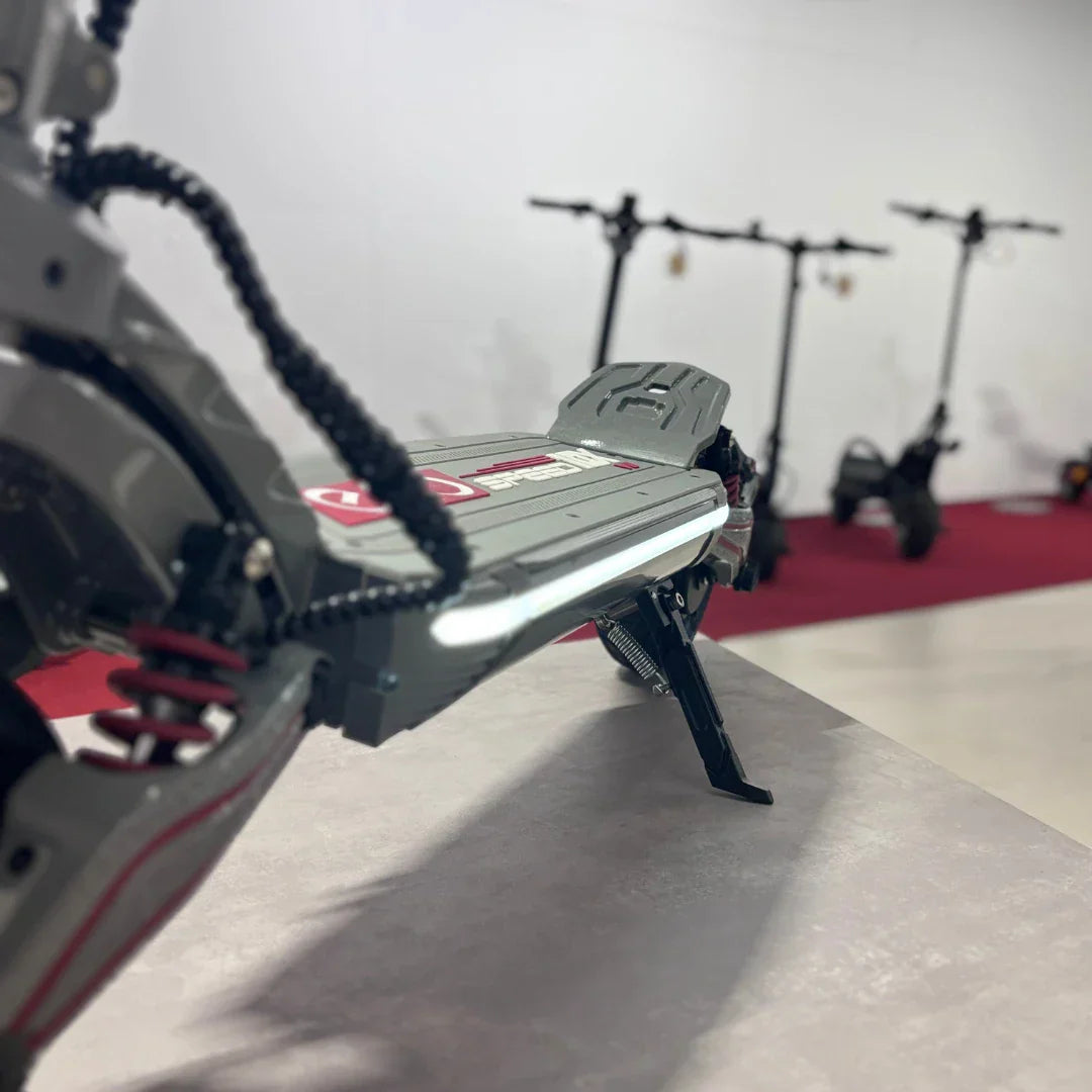 Sivi električni romobil Eco Speed 10x v2, detalj gazišta i stražnjeg ovjesa na postolju