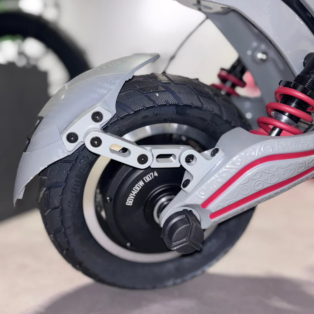 Detalj stražnjeg kotača i amortizera električnog romobila Eco Speed 10x v2 sive boje s crvenim