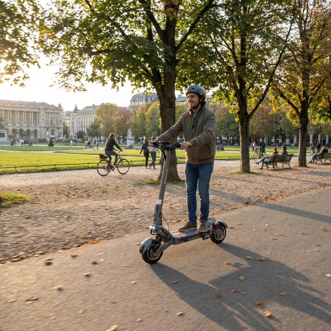 Muškarac vozi sivi električni romobil Eco Speed 10x V2 u parku na sunčan dan
