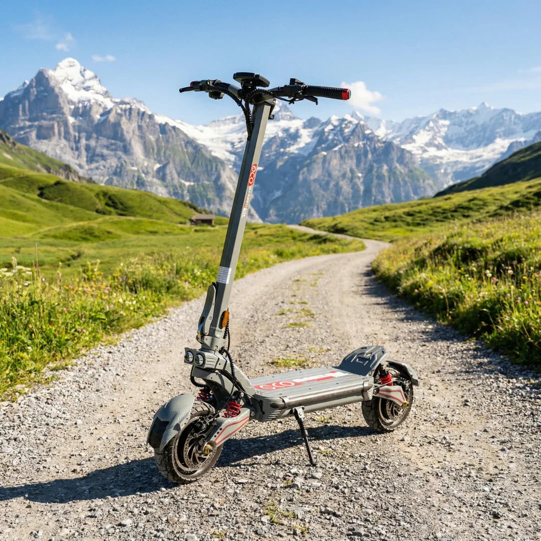Električni romobil Eco Speed 10x V2 sive boje na makadamskom putu ispred planina