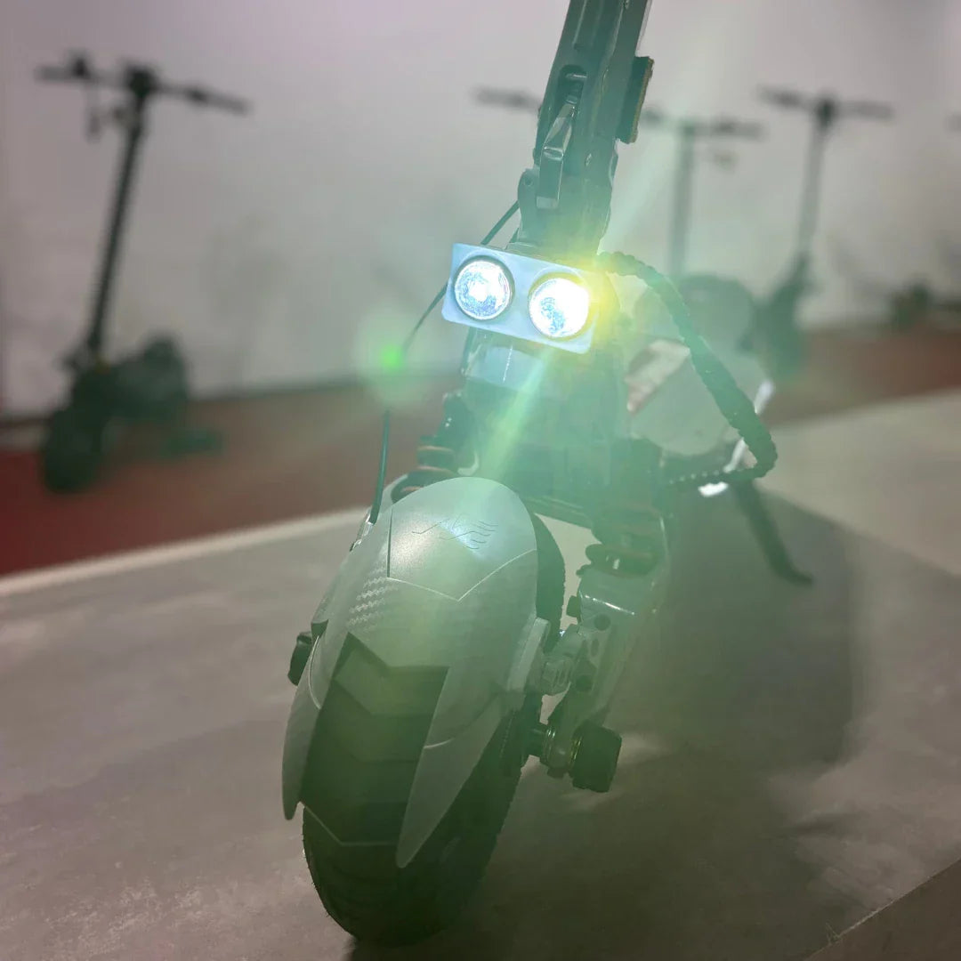 Prednji dio električnog romobila Eco Speed 10x v2 s uključenim dvostrukim prednjim svjetlima
