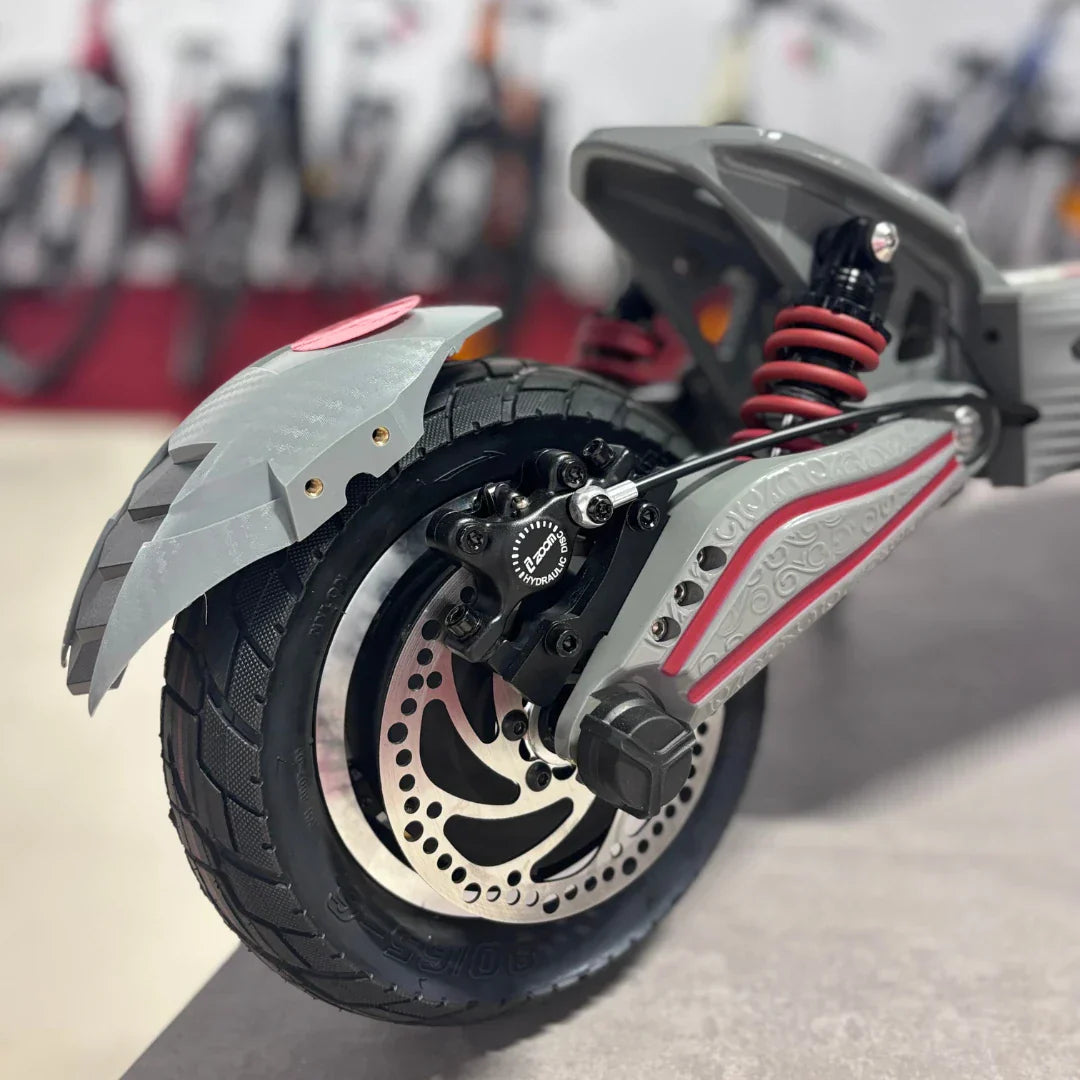 Detalj stražnjeg kotača i hidraulične disk kočnice električnog romobila Eco Speed 10x v2 sive boje