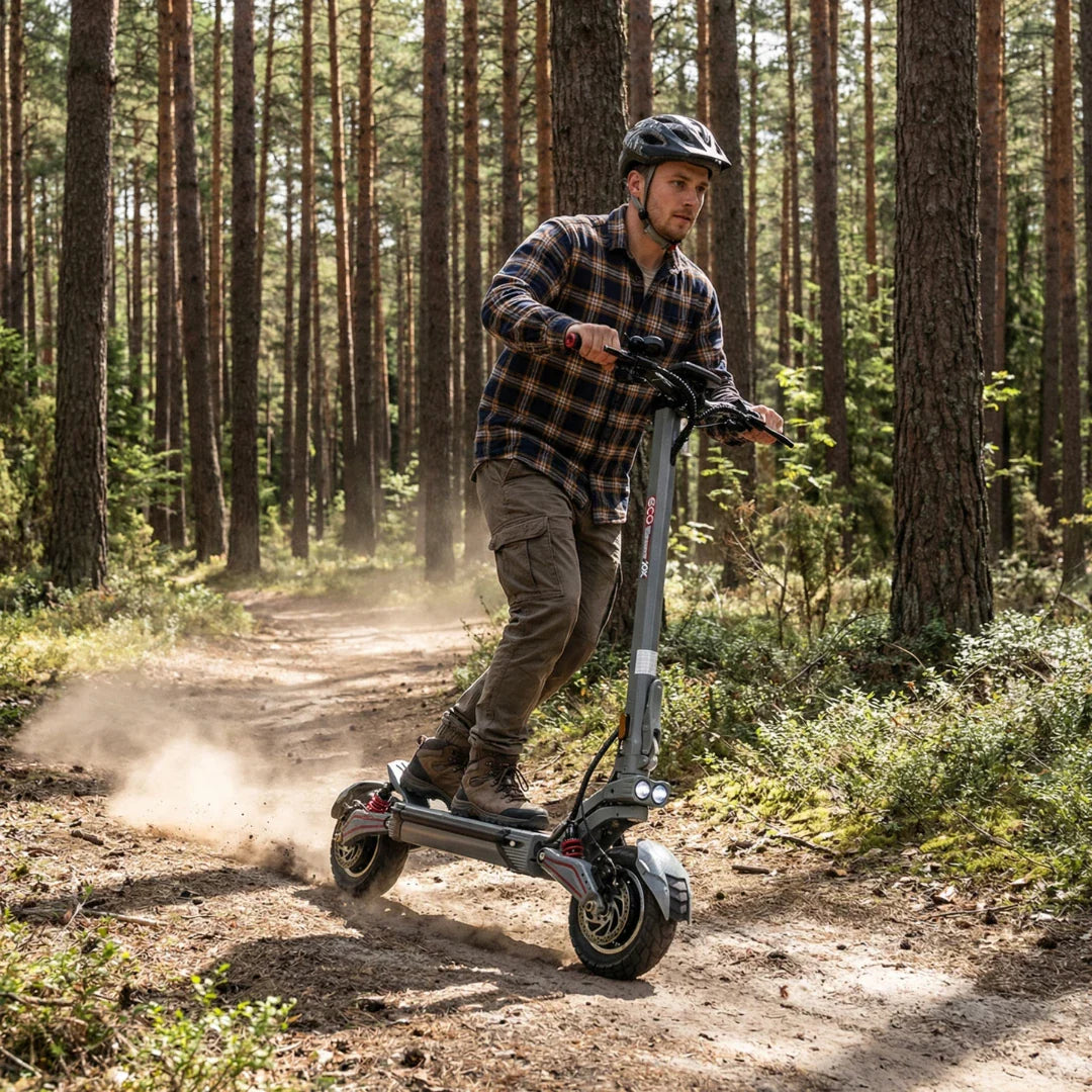 Muškarac vozi sivi električni romobil Eco Speed 10x V2 po šumskoj stazi