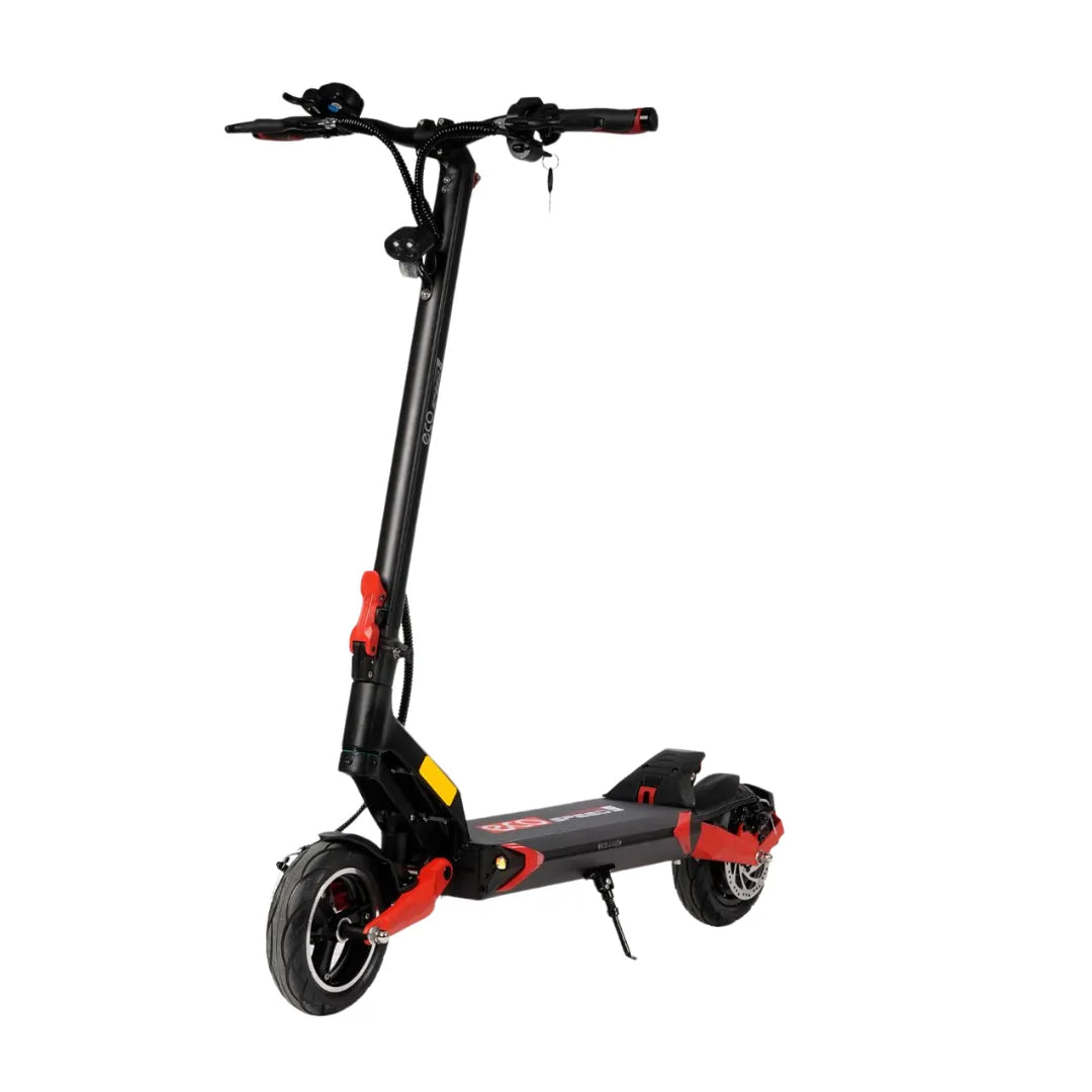 Crni električni romobil Eco Speed 9 s crvenim detaljima na bijeloj pozadini, pogled sprijeda