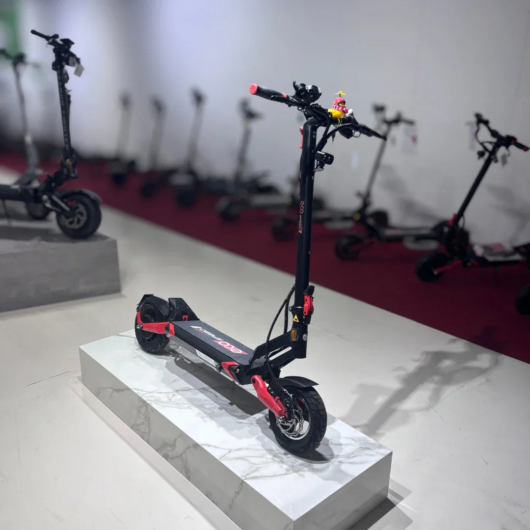 Električni romobil Eco Speed 9 crno-crvene boje na postolju u salonu pogled sprijeda