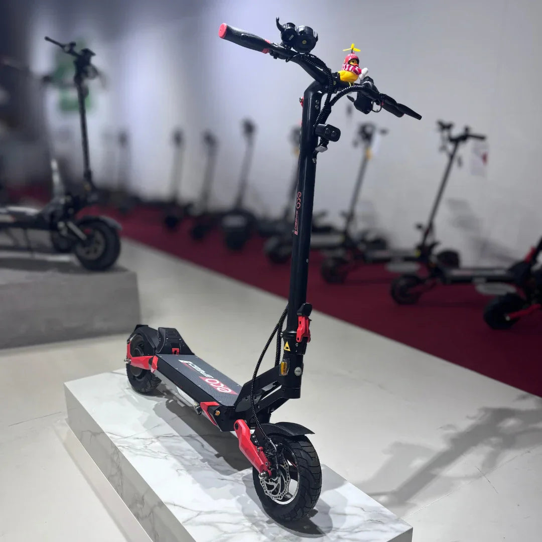 Crno-crveni električni romobil Eco Speed 9 izložen na postolju u salonu, pogled sprijeda