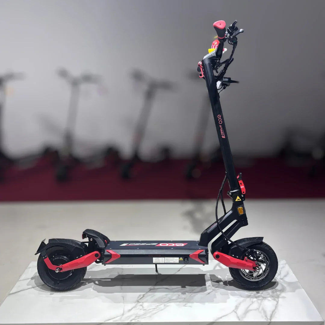 Električni romobil Eco Speed 9 crno-crvene boje bočni pogled na postolju