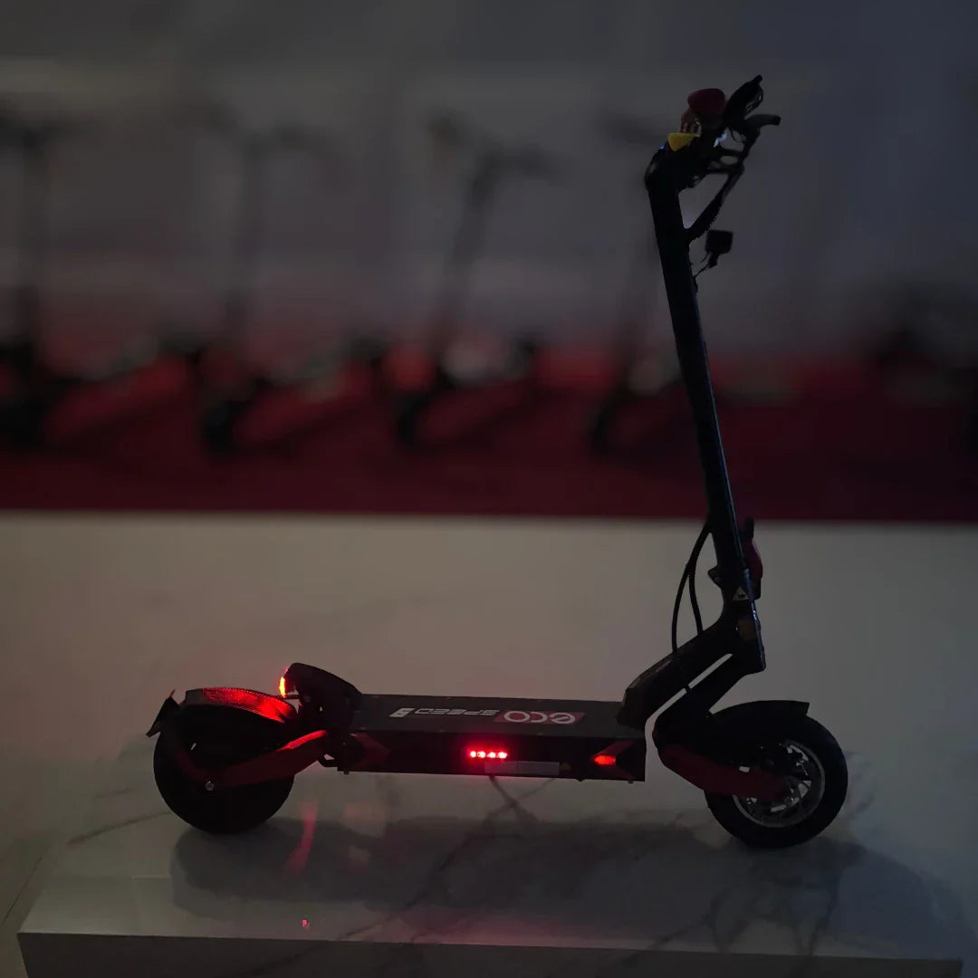 Električni romobil Eco Speed 9 bočni prikaz s upaljenim crvenim svjetlima u mraku