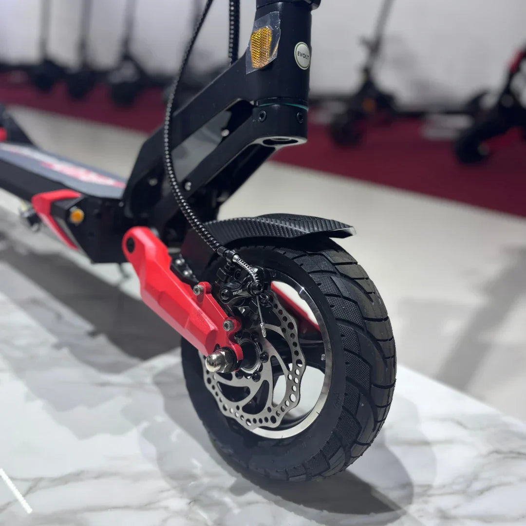 Detaljan prikaz prednjeg kotača i disk kočnice električnog romobila Eco Speed 9 crvene boje