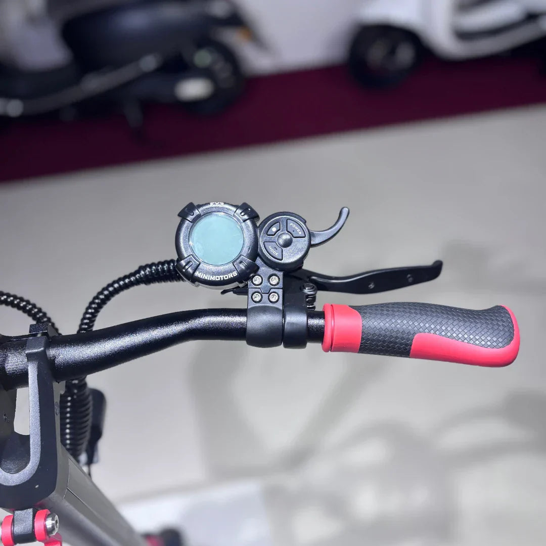LCD zaslon i upravljač električnog romobila Eco Speed 9 s detaljem ručke crne i crvene boje