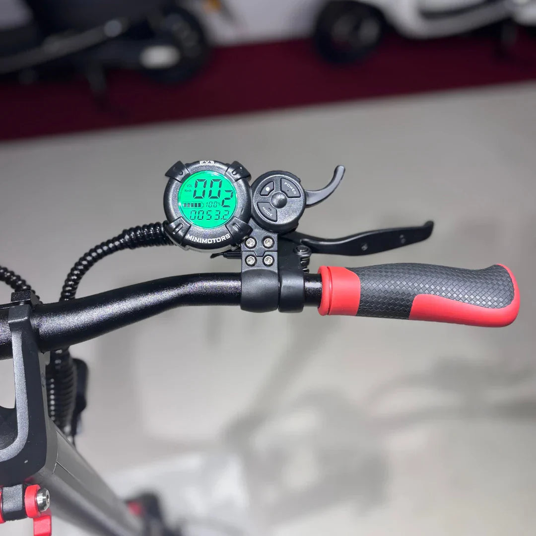 LCD zaslon i upravljač električnog romobila Eco Speed 9 s detaljem Minimotors kontrolera