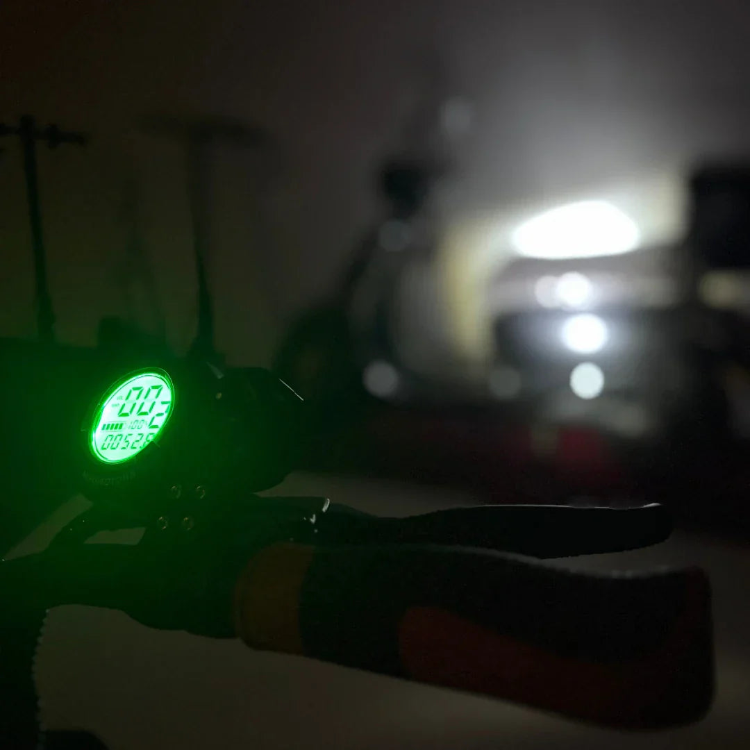 Osvijetljeni LCD zaslon električnog romobila Eco Speed 9 u noćnim uvjetima s prikazom brzine