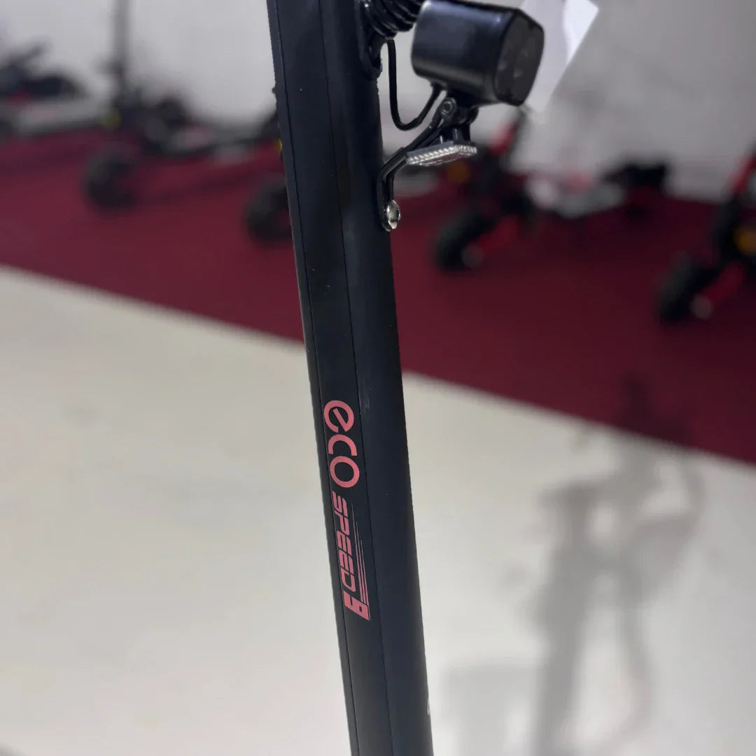 Detalj crnog upravljača električnog romobila Eco Speed 9 s prednjim svjetlom i logotipom