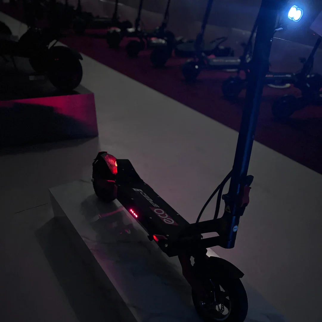 Električni romobil Eco Speed 9 u crnoj boji s uključenim crvenim stražnjim svjetlima u salonu