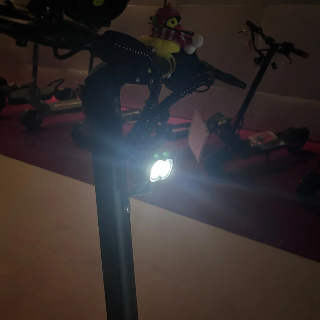 Prednje bijelo LED svjetlo na upravljaču električnog romobila Eco Speed 9 u mraku