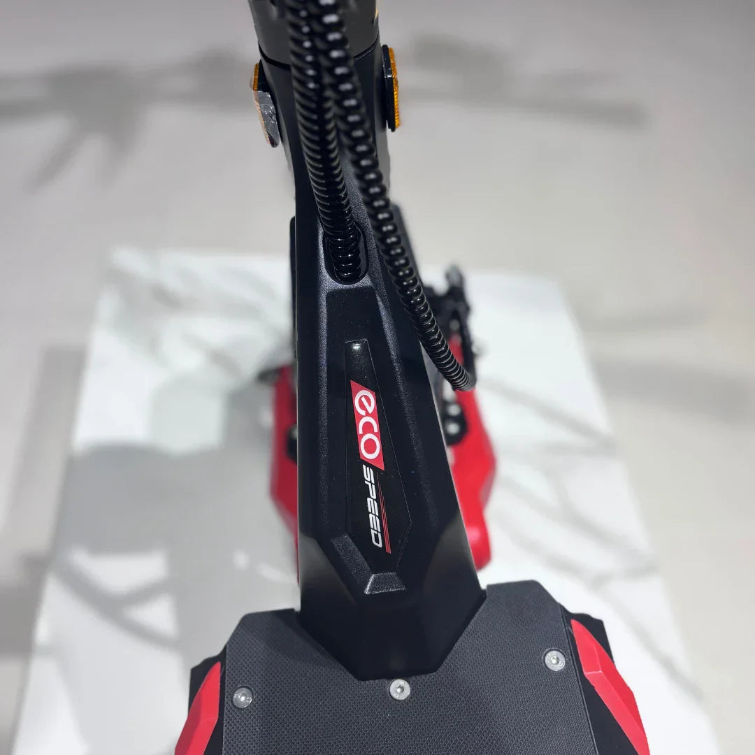 Detalj crnog stupa upravljača električnog romobila Eco Speed 9 s logotipom na bijeloj podlozi