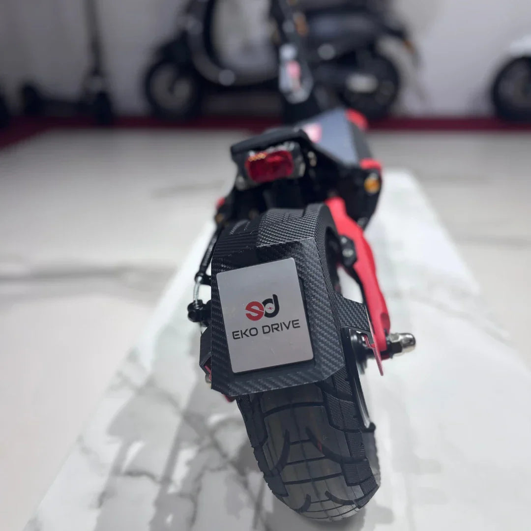 Stražnji dio električnog romobila Eko Drive Speed 9 s blatobranom i logotipom marke