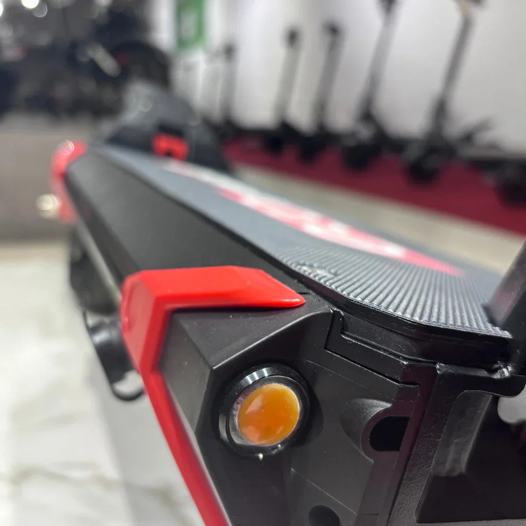 Detalj prednjeg žmigavca i gazišta električnog romobila Eco Speed 9 u crveno-crnoj boji
