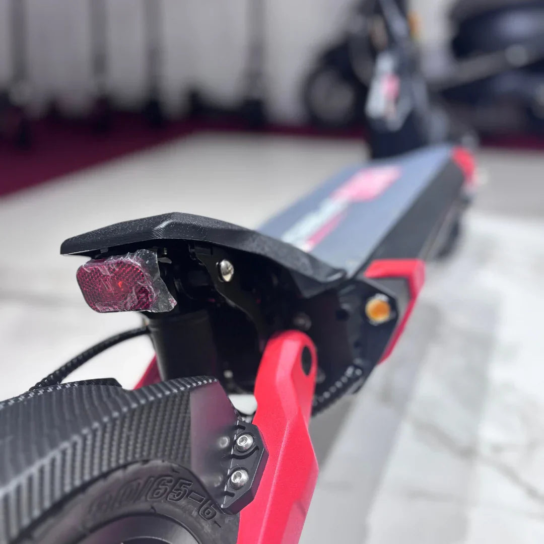 Stražnji dio električnog romobila Eco Speed 9 s crvenim detaljima i svjetlom u krupnom planu