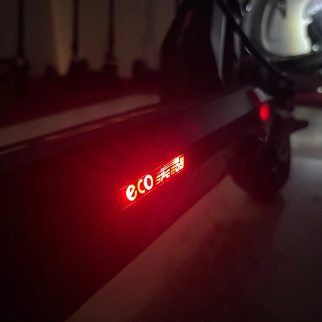 Svjetleći bočni logotip električnog romobila Eco Speed 9 u mraku