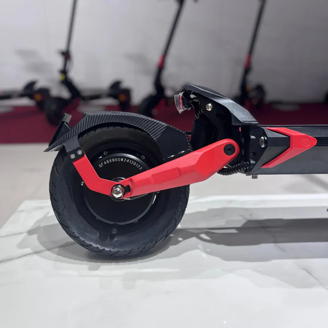Stražnji kotač i crveni ovjes električnog romobila Eco Speed 9 iz profila