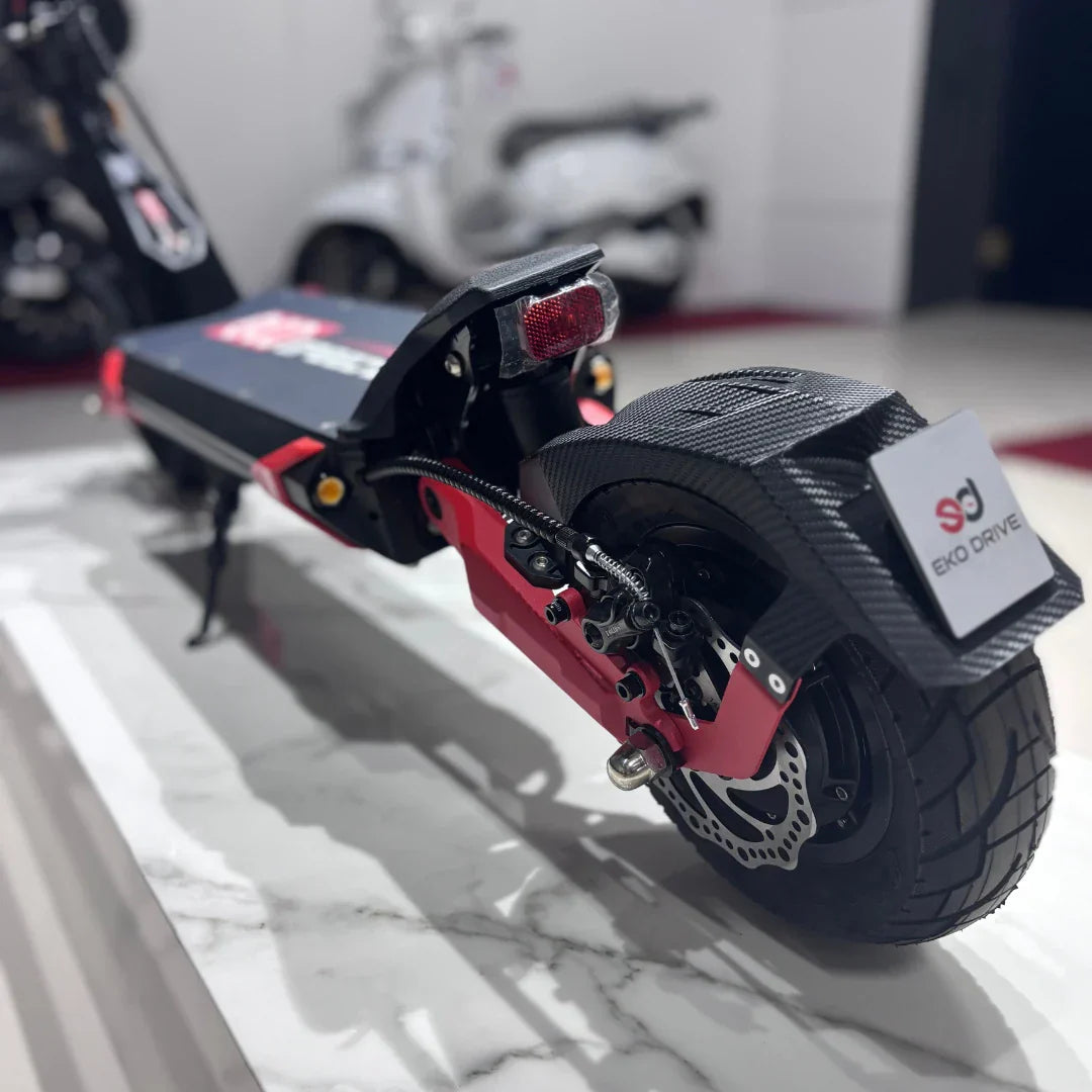 Stražnji dio crno-crvenog električnog romobila Eco Speed 9 s vidljivim diskom kočnice i blatobranom
