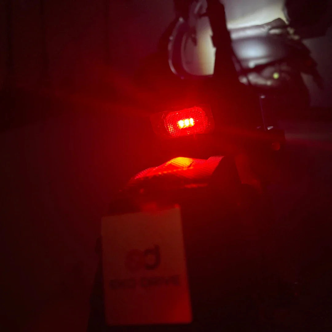 Uključeno crveno stražnje LED svjetlo električnog romobila Eco Speed 9 u mraku