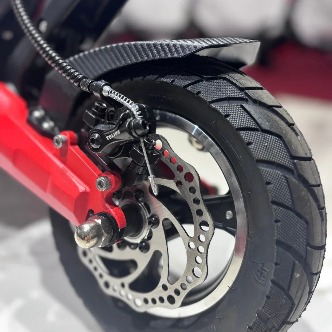 Detalj stražnjeg kotača s disk kočnicom električnog romobila Eco Speed 9 u crvenoj boji
