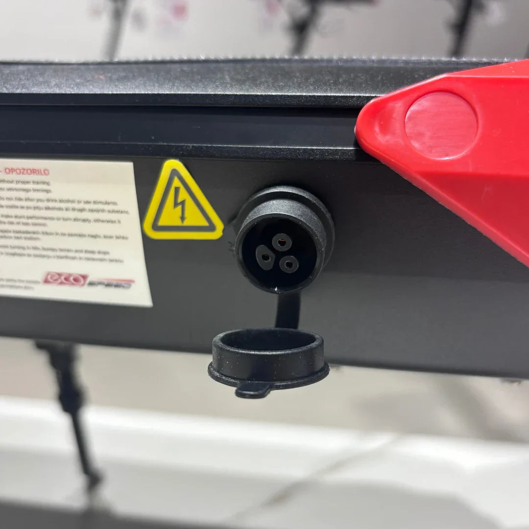 Detalj priključka za punjenje električnog romobila Eco Speed 9 s crnim kućištem i sigurnosnom