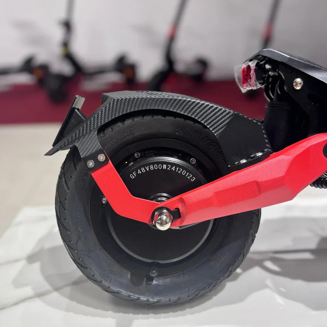 Detaljan prikaz stražnjeg kotača i motora električnog romobila Eco Speed 9 u crveno-crnoj boji