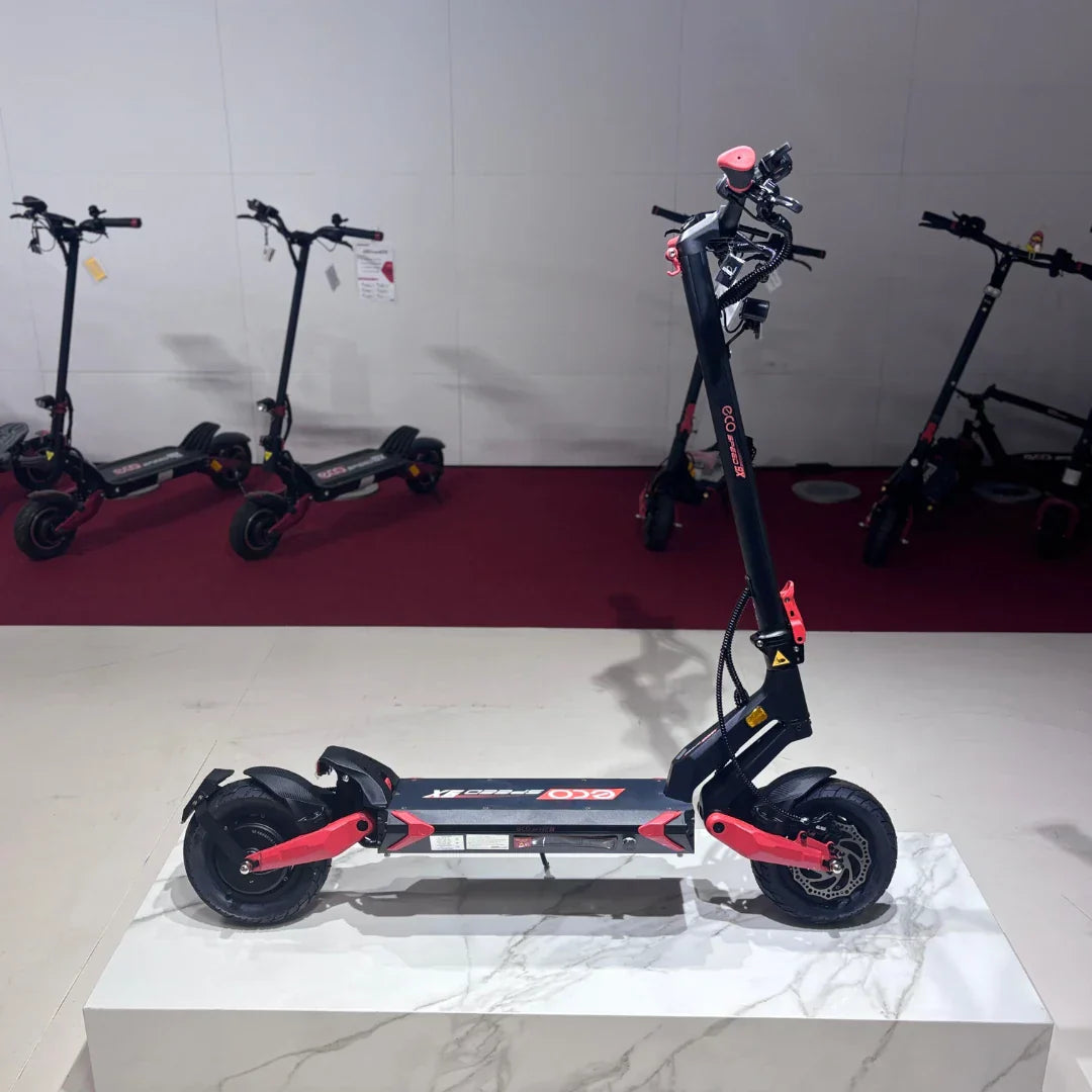 Električni romobil Eco Speed 9X crno-crvene boje na bijelom postolju bočni pogled