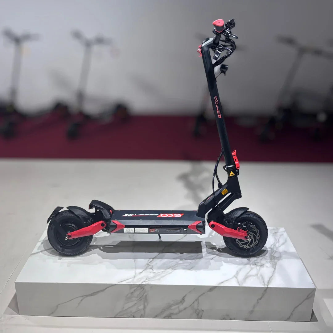 Električni romobil Eco Speed 9X crne boje s crvenim detaljima, profilni pogled na postolju