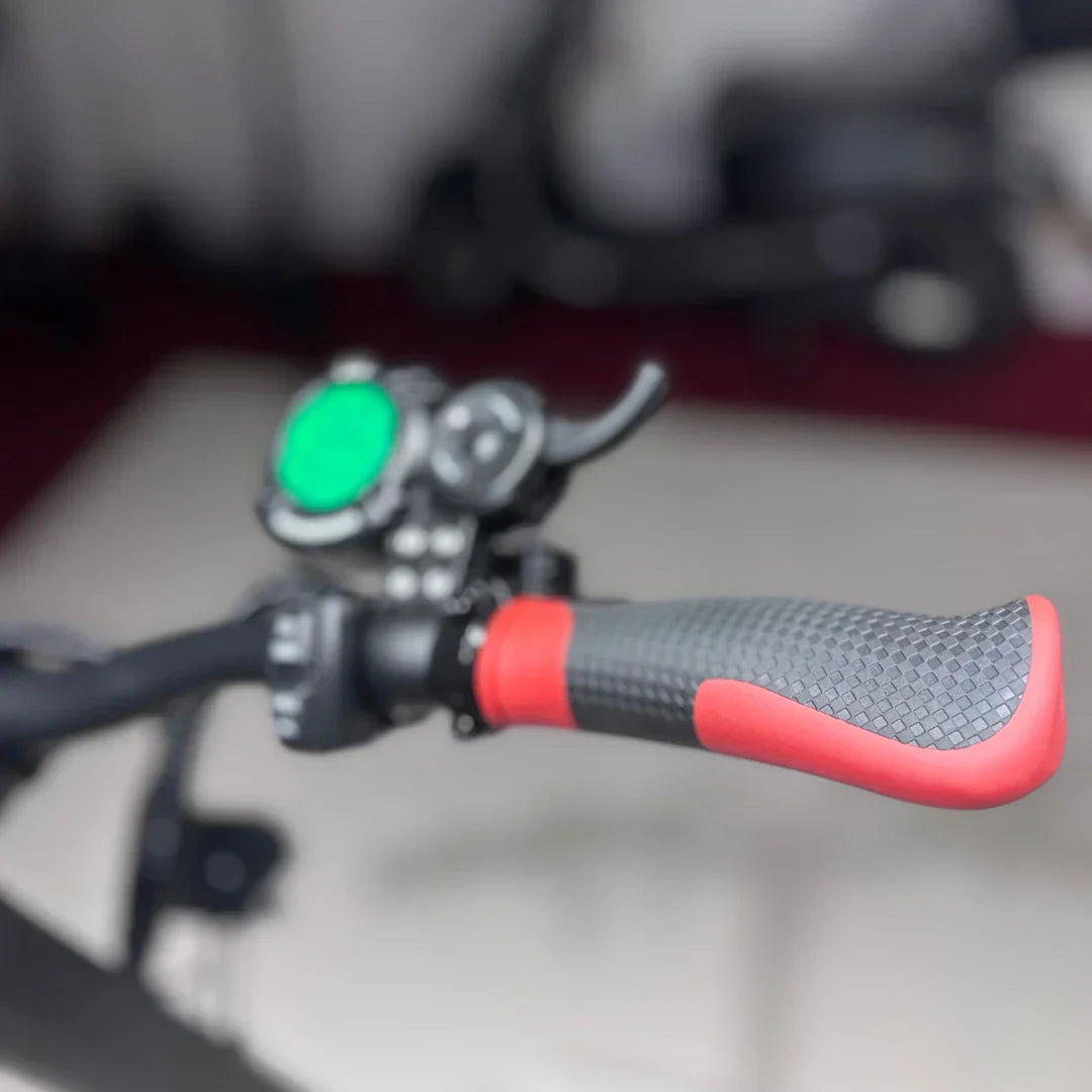 Krupni kadar upravljača električnog romobila Eco Speed 9x s crveno-crnim ručkama i digitalnim