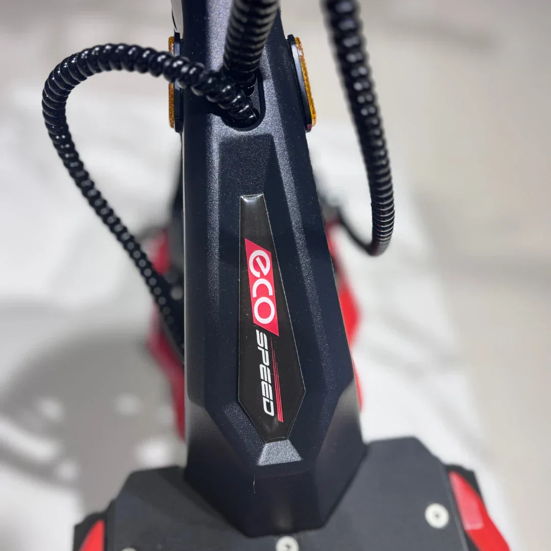 Krupni kadar logotipa Eco Speed na stupu upravljača crnog električnog romobila Eco Speed 9x
