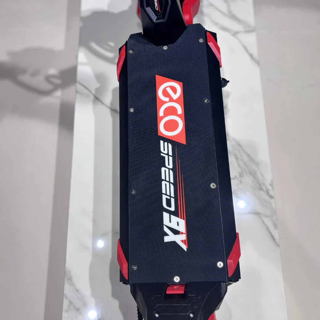 Gornji pogled na crno-crveno gazište električnog romobila Eco Speed 9X s logotipom