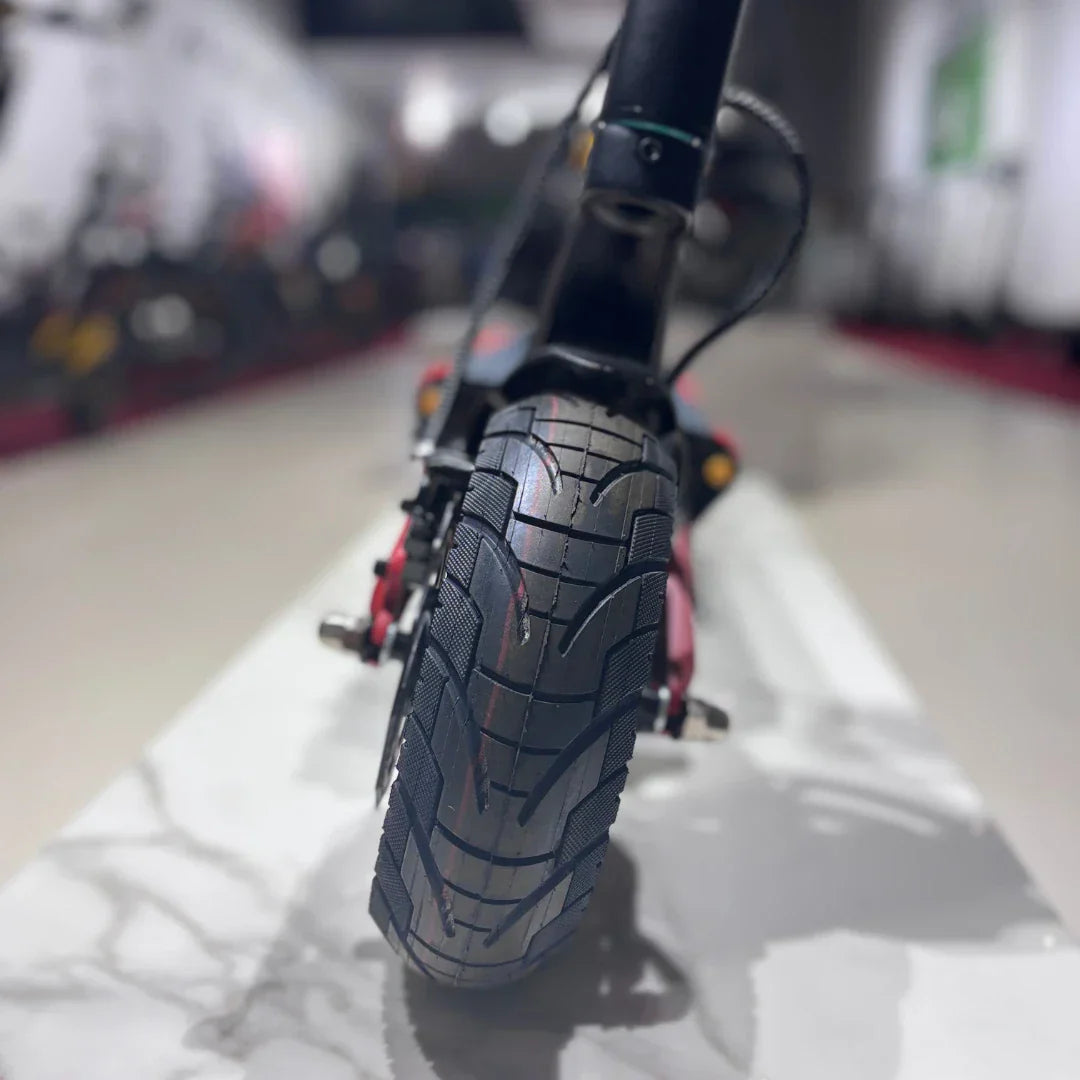 Krupni plan crne gume električnog romobila Eco Speed 9X s vidljivim profilom i ovjesom