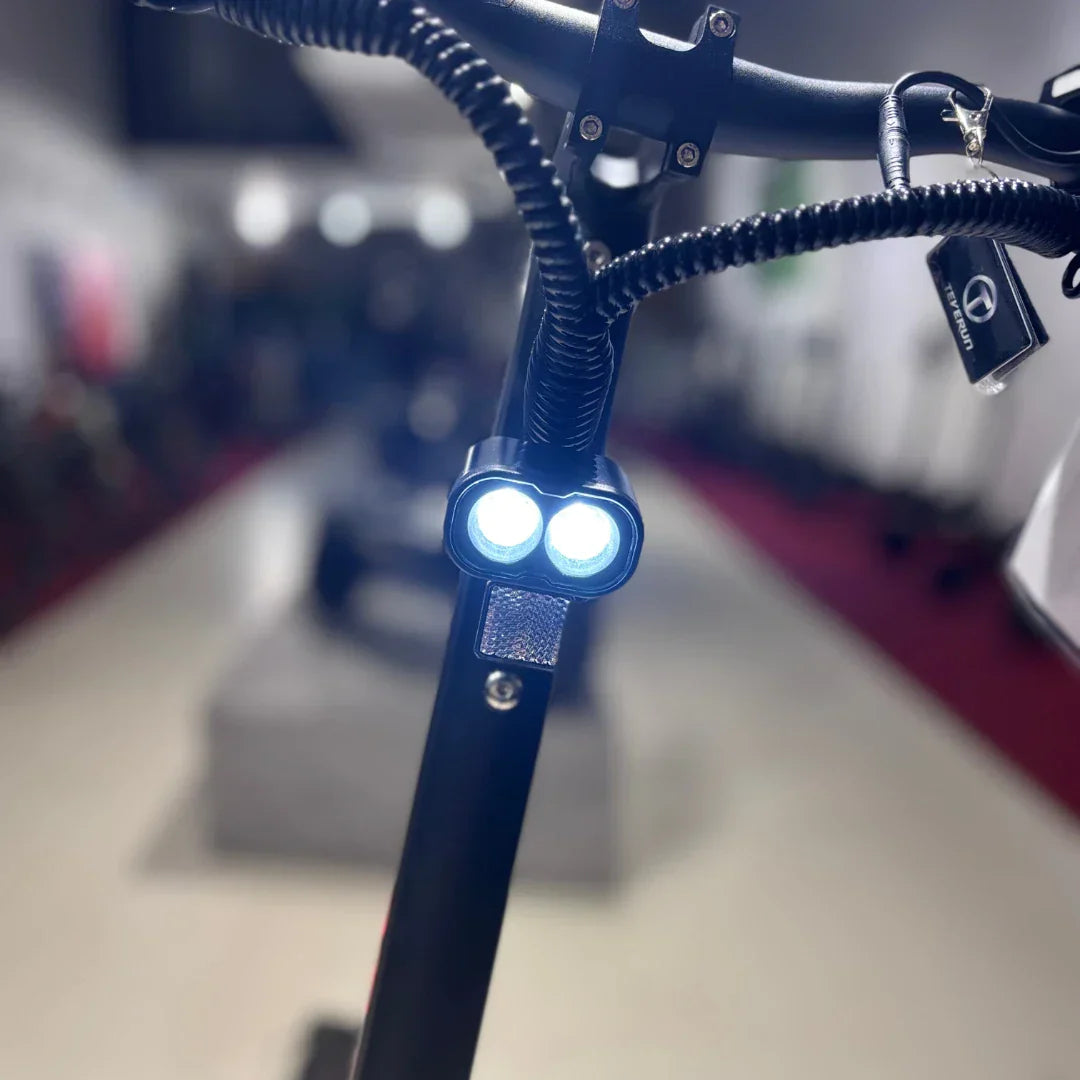 Prednje LED svjetlo na upravljaču električnog romobila Teverun Eco Speed 9x, krupni kadar