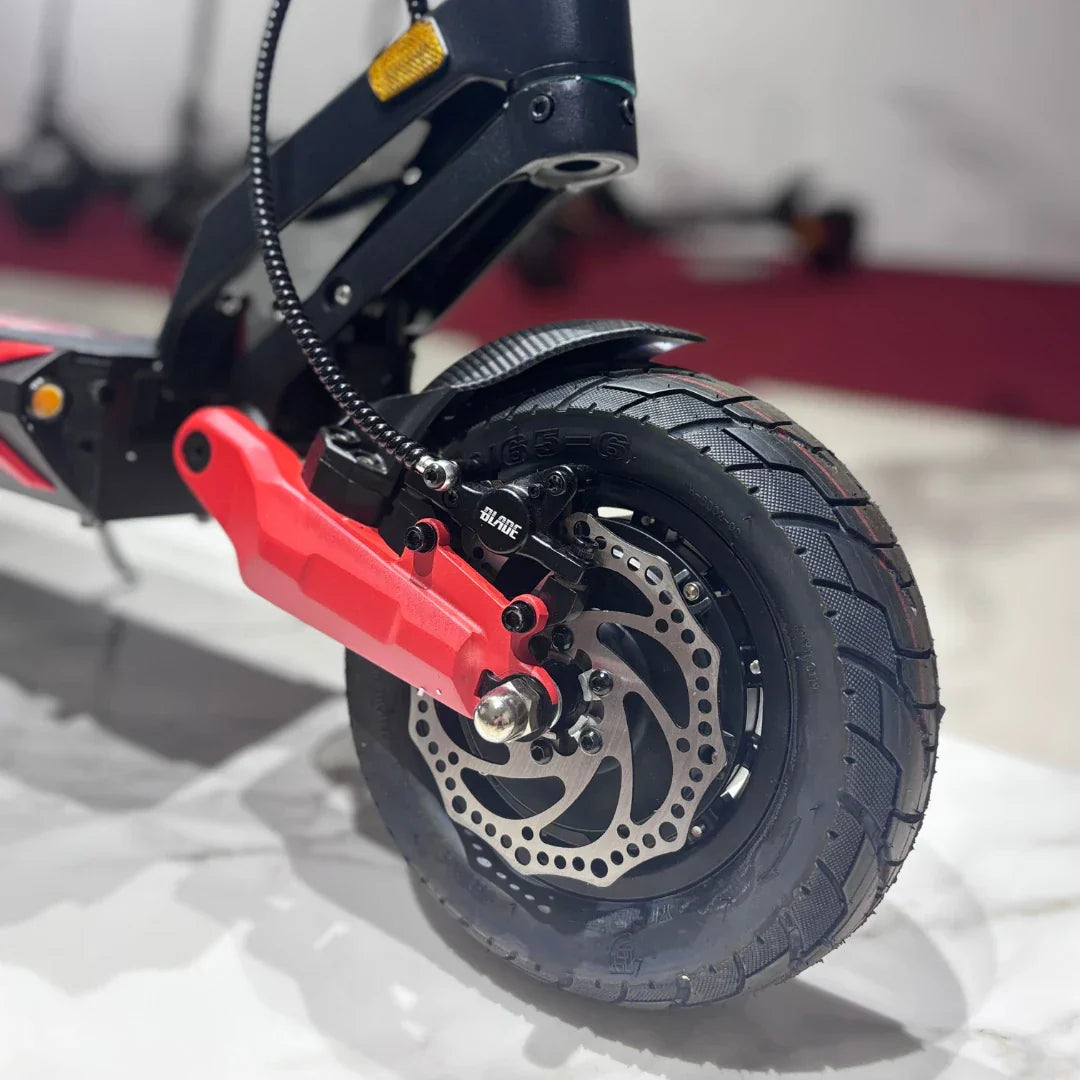 Detalj stražnjeg kotača s disk kočnicom crnog električnog romobila Eco Speed 9X s crvenom vilicom