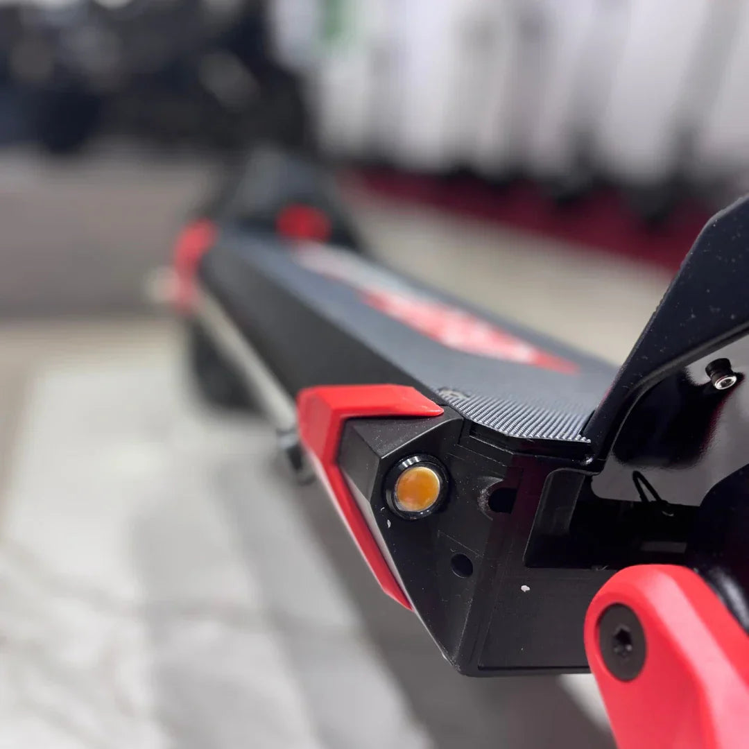 Detalj prednjeg žmigavca na električnom romobilu Eco Speed 9x crne boje s crvenim elementima