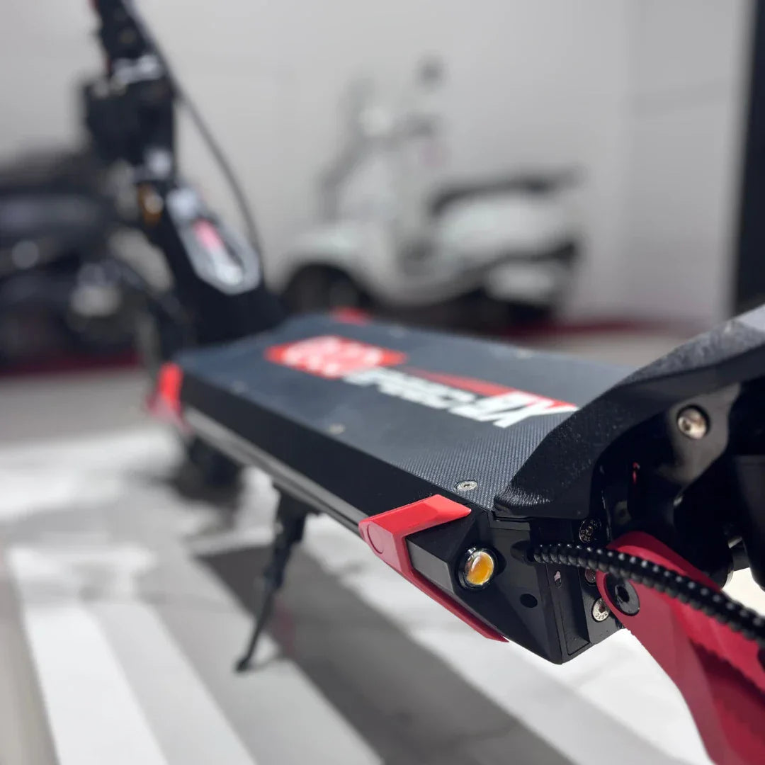 Krupni plan gazišta crno-crvenog električnog romobila Eco Speed 9X s bočnim svjetlom