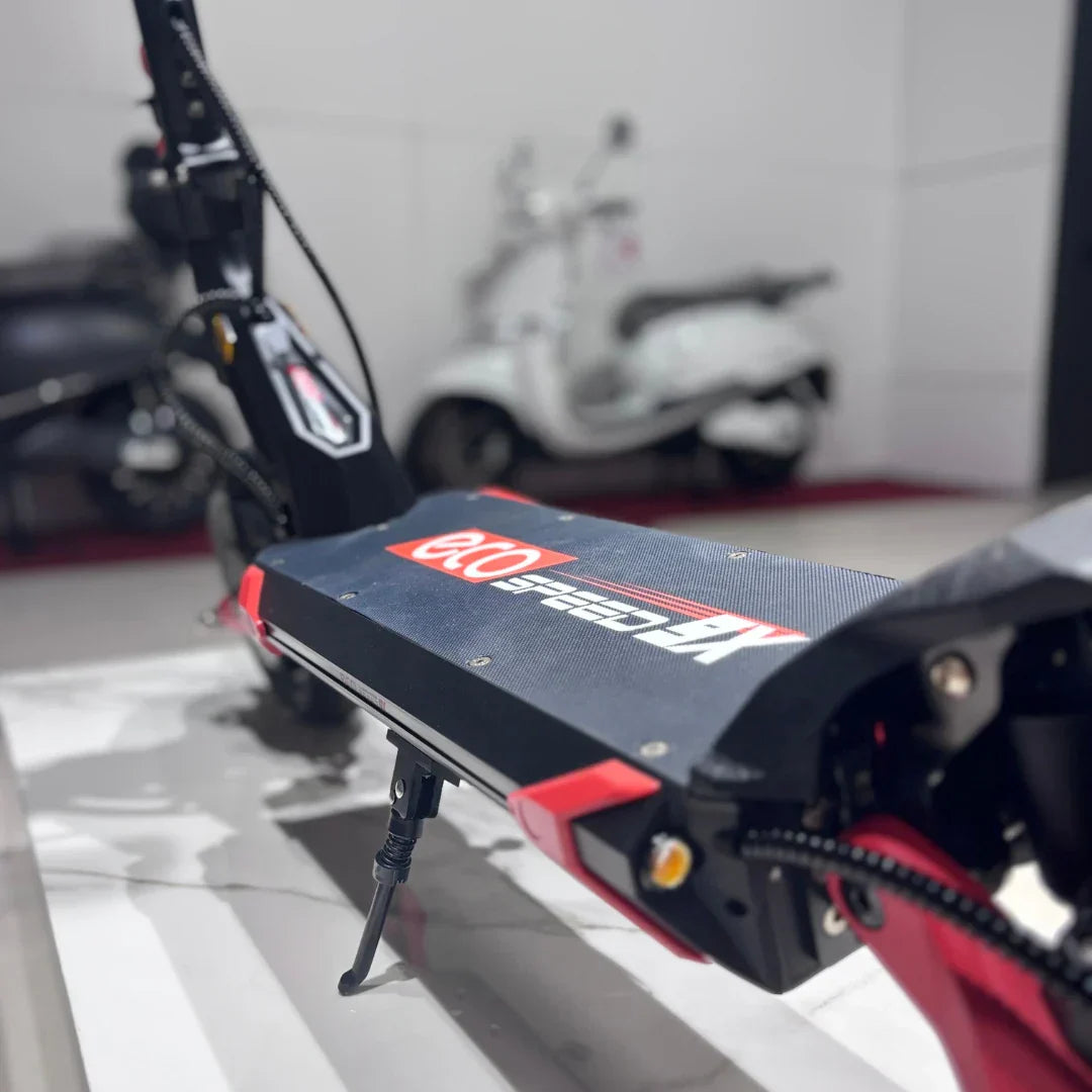 Električni romobil Eco Speed 9x, krupni plan gazišta s logotipom i bočni pogled na postolje