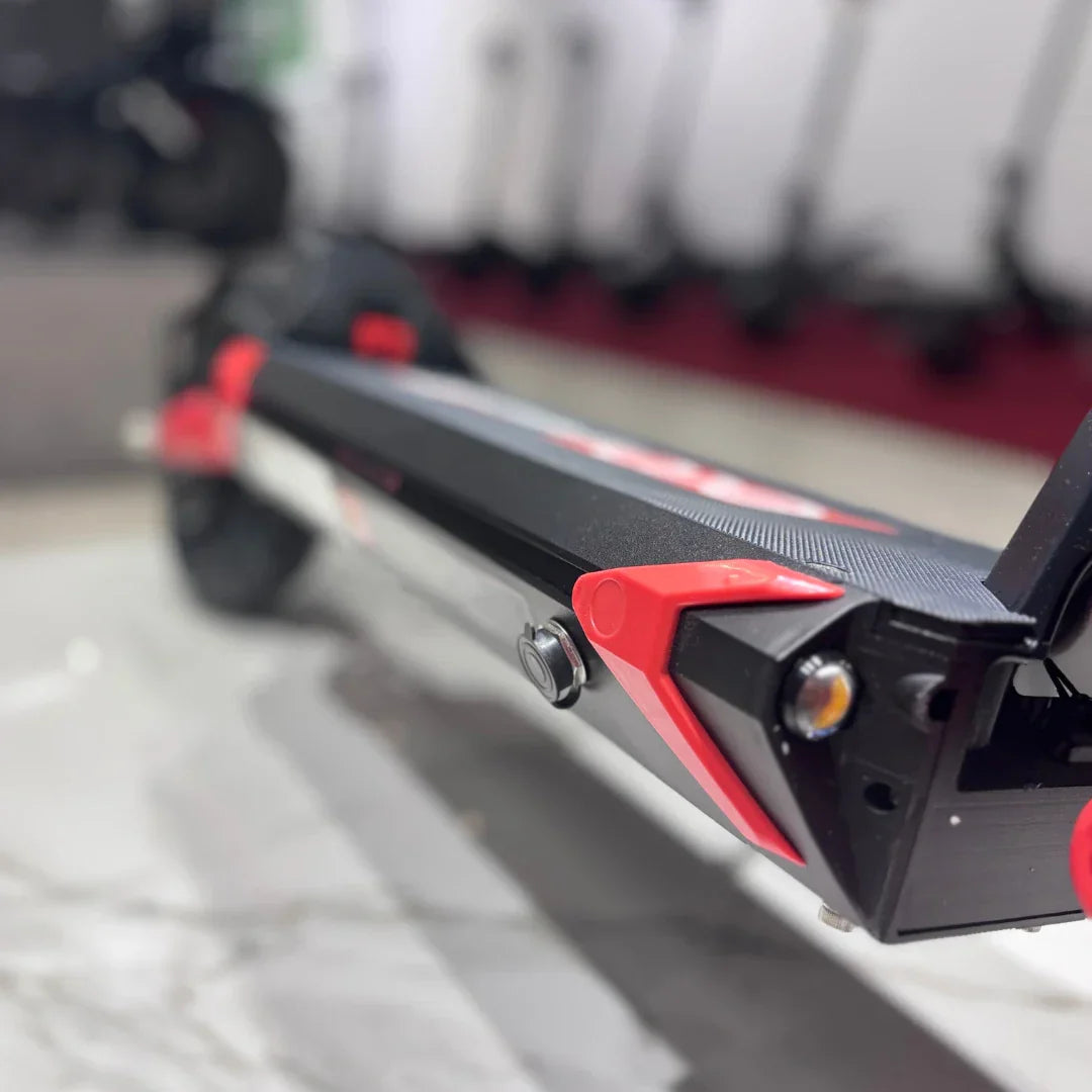 Krupni plan gazišta električnog romobila Eco Speed 9x crne boje s crvenim detaljima