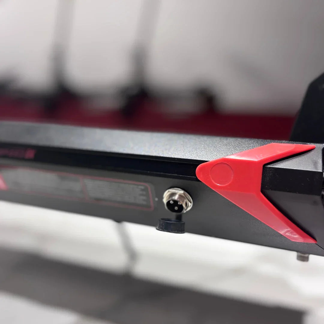 Priključak za punjenje na crnom okviru električnog romobila Eco Speed 9X s crvenim detaljem