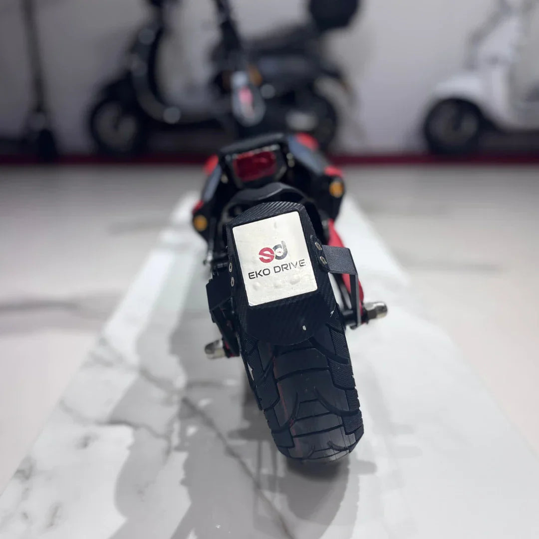 Stražnji pogled na električni romobil Eco Speed 9x s logotipom Eko Drive na blatobranu