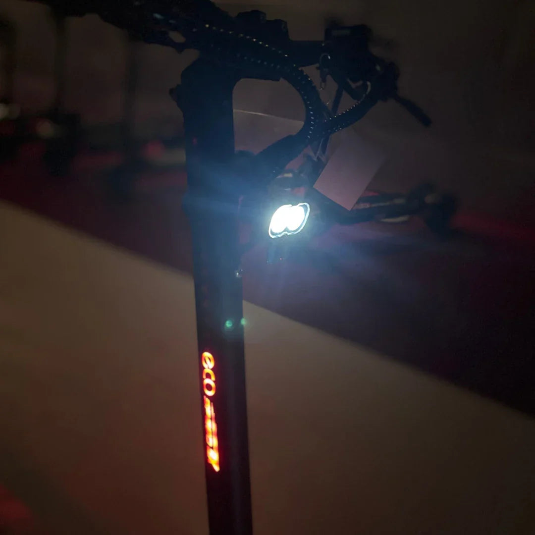 Upaljeno prednje LED svjetlo na stupu upravljača električnog romobila Eco Speed 9x u mraku